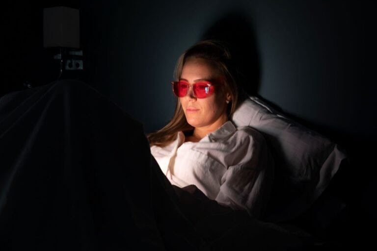 blauw licht filter bril vrouw bed telefoonlicht