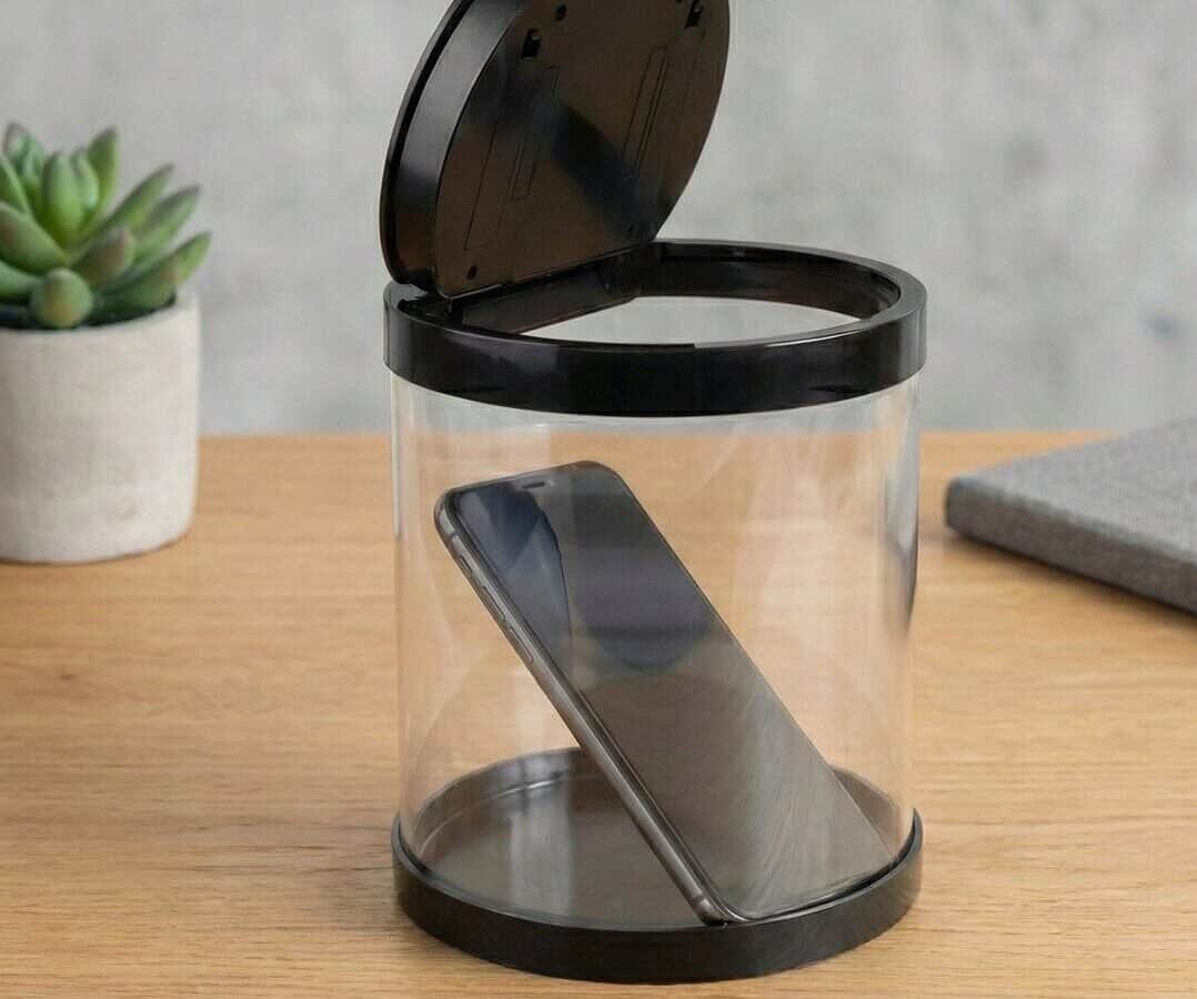 telefoon kluis met tijdslot op tafel met plant op achtergrond