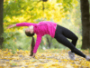 Herfst fitness: Wild Thing yoga pose